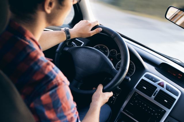Persona conduciendo un automóvil